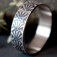 Dahlia, bague fleur gravée en argent