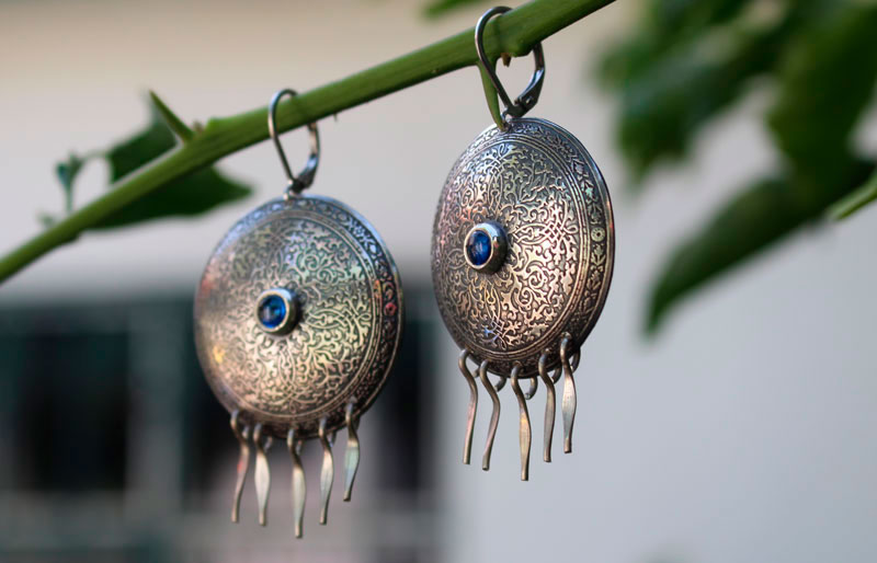 Dame du lac, boucles d’oreilles volutes médiévales en argent et zircon bleu