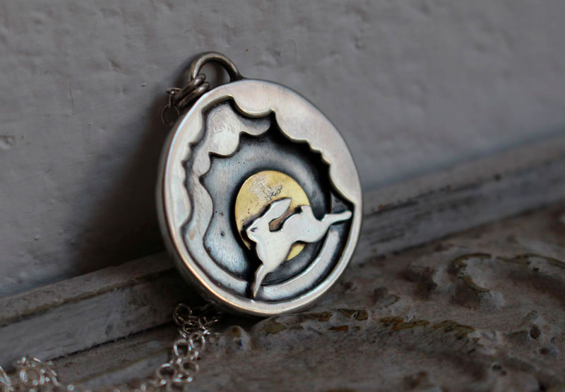 Dans mes rêves, collier lièvre dans les nuages en argent et laiton