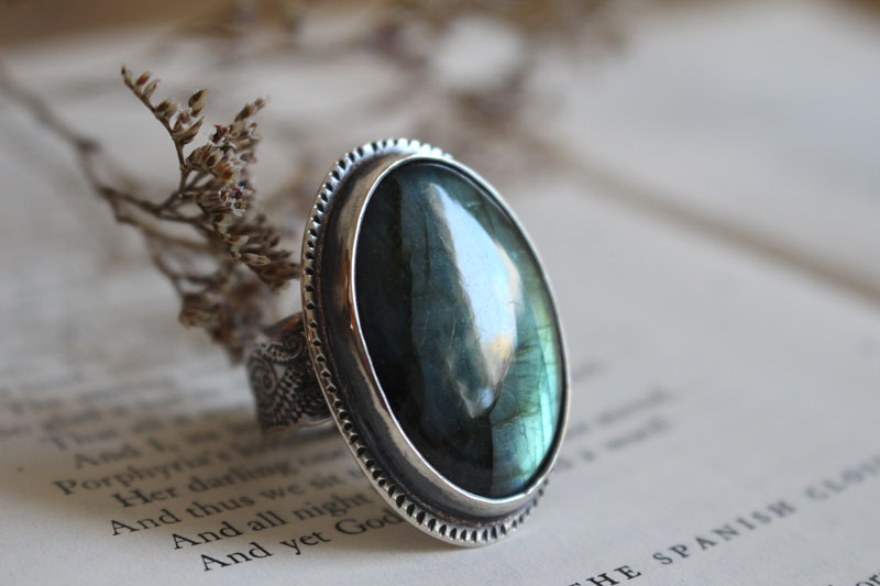 De l’autre côté, bague miroir et fougère en argent et labradorite