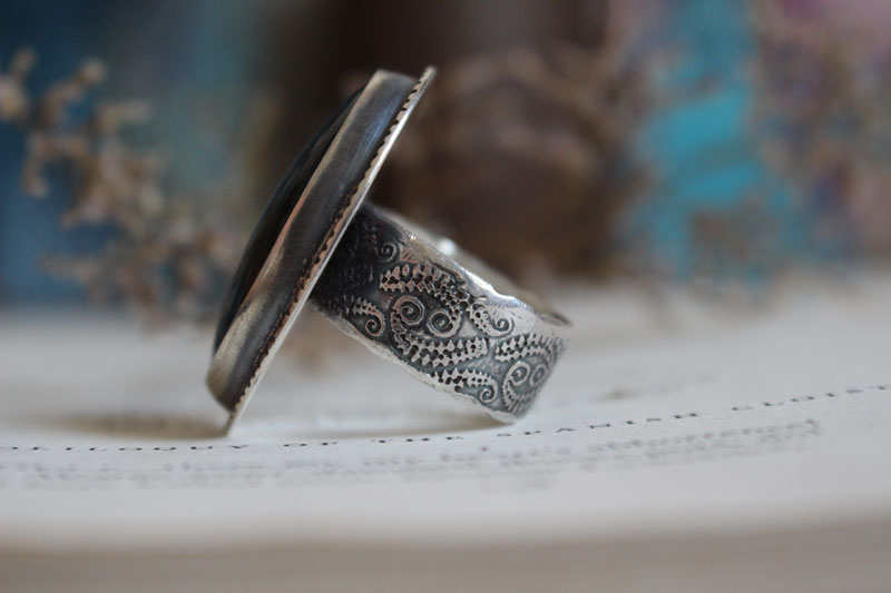 De l’autre côté, bague miroir et fougère en argent et labradorite