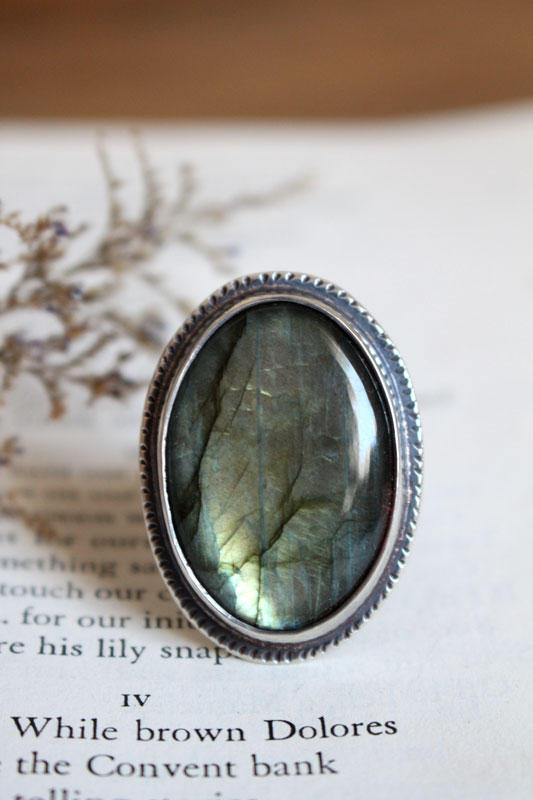 De l’autre côté, bague miroir et fougère en argent et labradorite