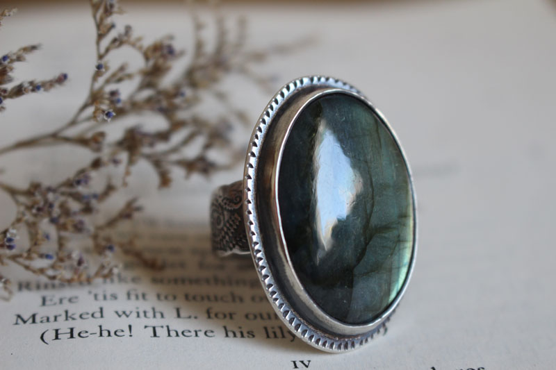 De l’autre côté, bague miroir et fougère en argent et labradorite