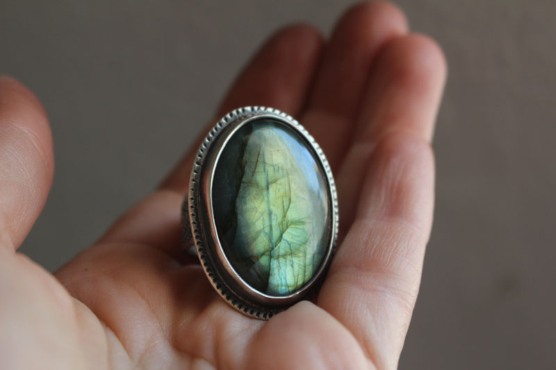 De l’autre côté, bague miroir et fougère en argent et labradorite
