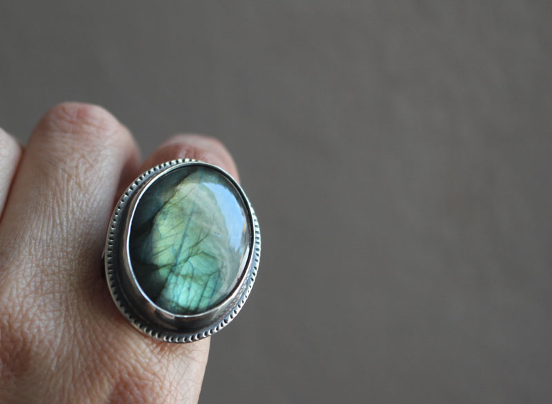 De l’autre côté, bague miroir et fougère en argent et labradorite