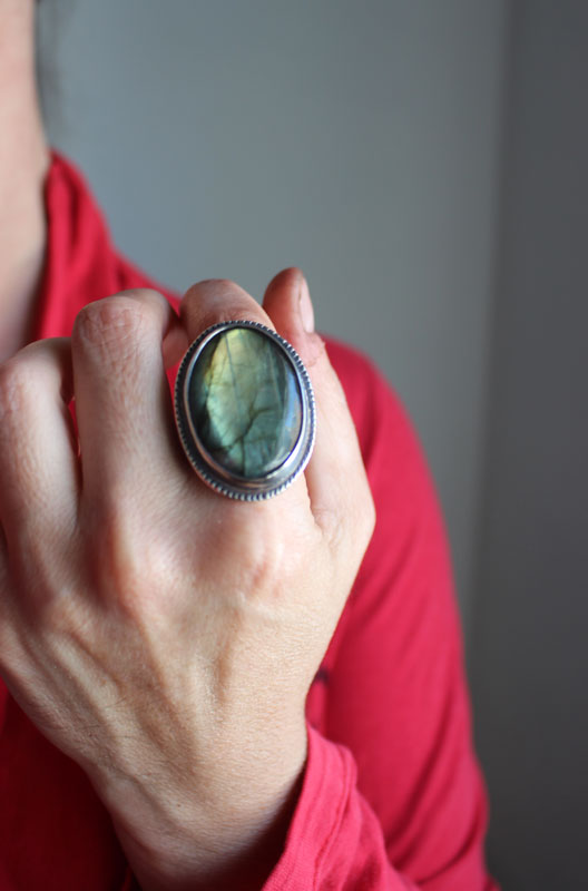 De l’autre côté, bague miroir et fougère en argent et labradorite 