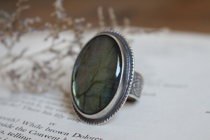 De l’autre côté, bague miroir et fougère en argent et labradorite 