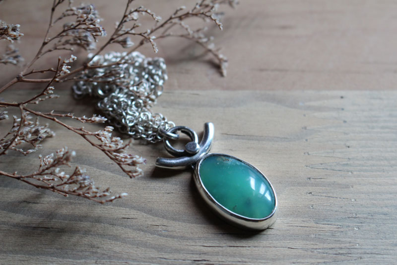 Déesse de la terre, collier vénus en argent et chrysoprase