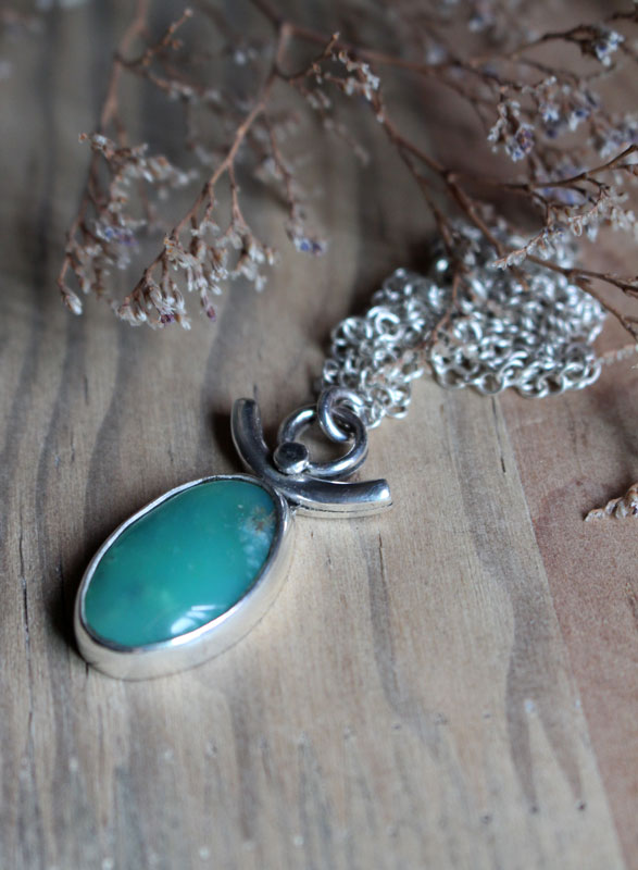 Déesse de la terre, collier vénus en argent et chrysoprase