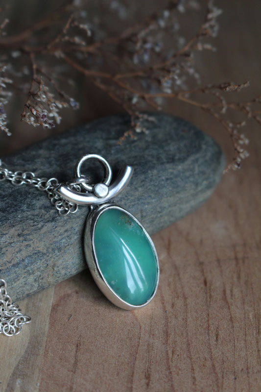 Déesse de la terre, collier vénus en argent et chrysoprase