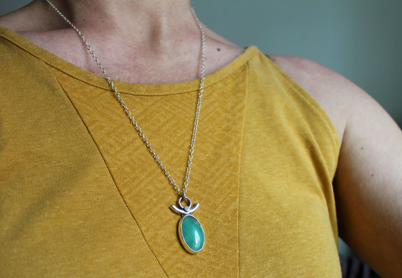 Déesse de la terre, collier vénus en argent et chrysoprase