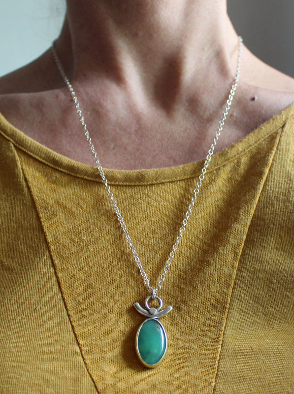 Déesse de la terre, collier vénus en argent et chrysoprase