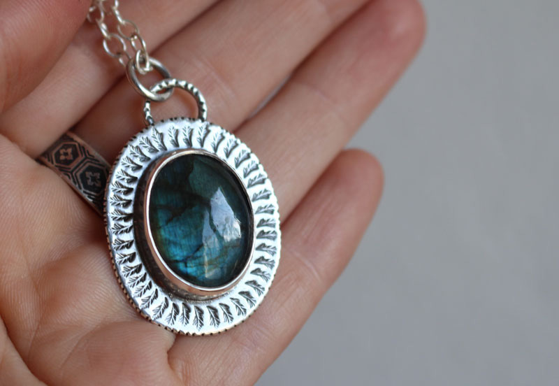 Des feuilles en hiver, collier paysage en labradorite et argent