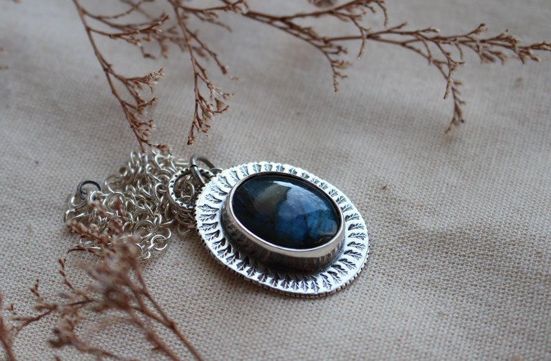 Des feuilles en hiver, collier paysage en labradorite et argent