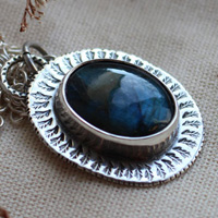 Des feuilles en hiver, collier paysage en labradorite et argent