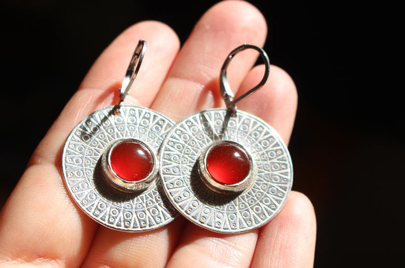 Disque solaire, boucles d’oreilles lumière égyptienne en argent et cornaline
