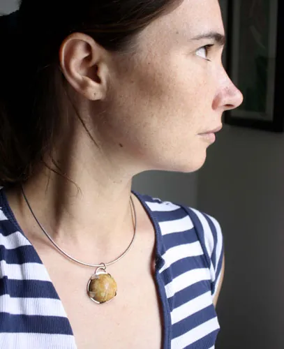 Echinoidea, pendentif histoire de la terre en argent et oursin fossile