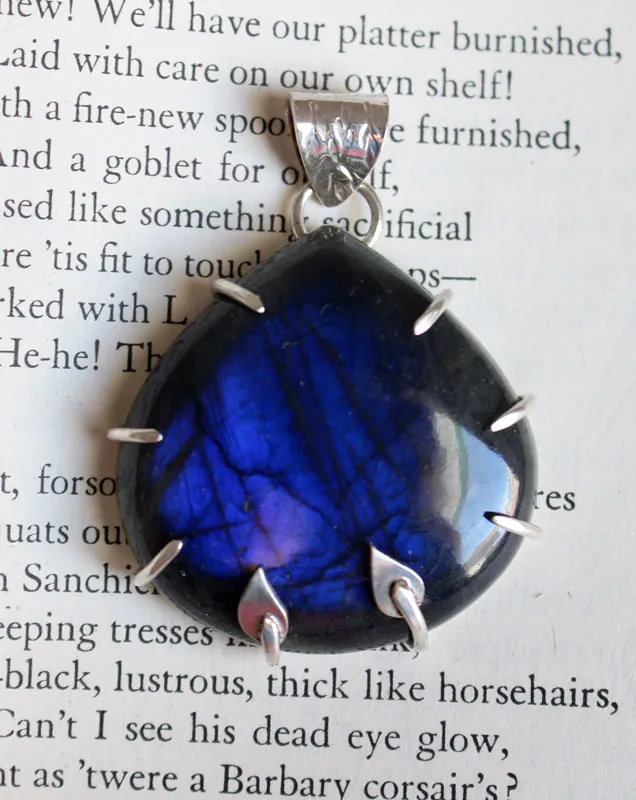 Eclosion de l’aube, pendentif aurore en argent et labradorite
