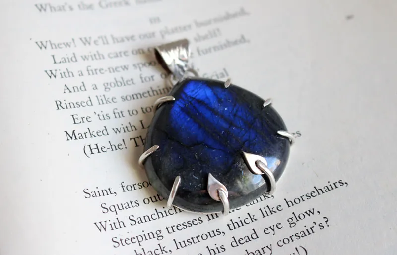 Eclosion de l’aube, pendentif aurore en argent et labradorite