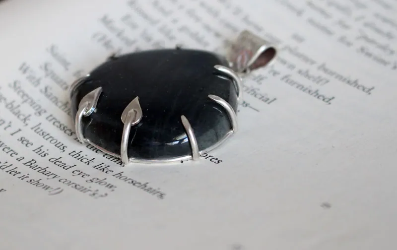Eclosion de l’aube, pendentif aurore en argent et labradorite