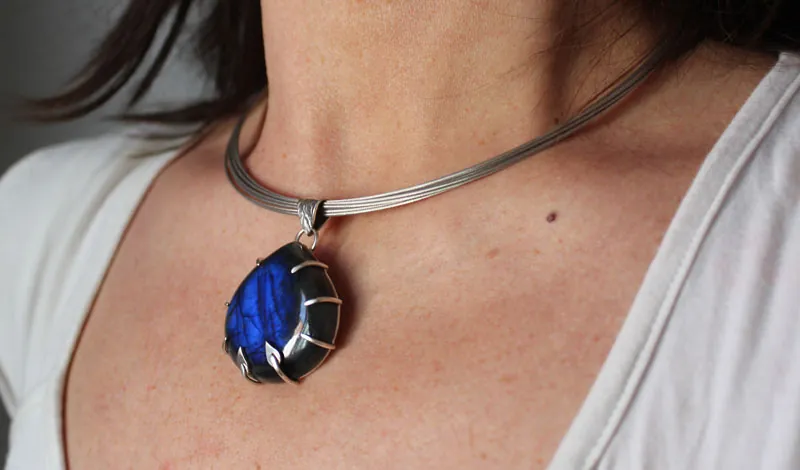 Eclosion de l’aube, pendentif aurore en argent et labradorite