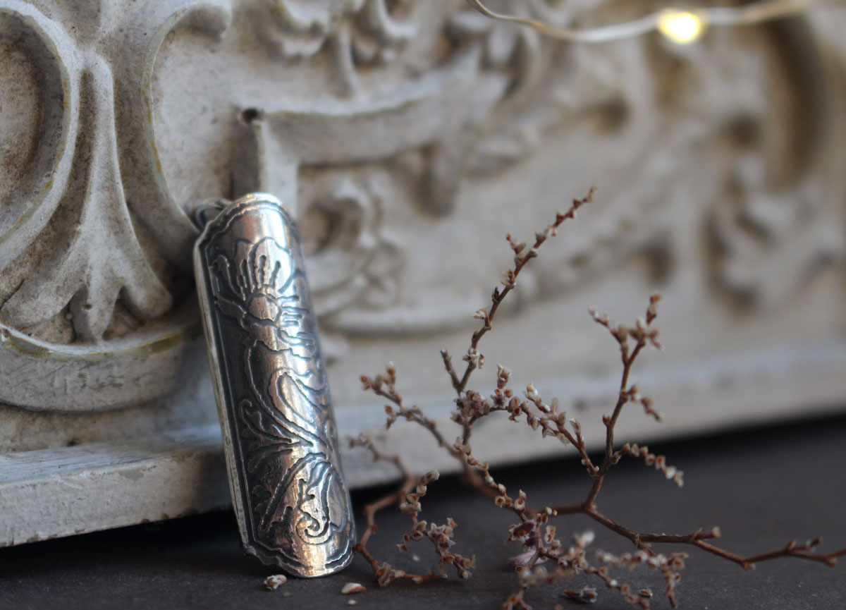 Écrin de fleur coquelicot, pendentif tubulaire botanique et aromathérapie en argent