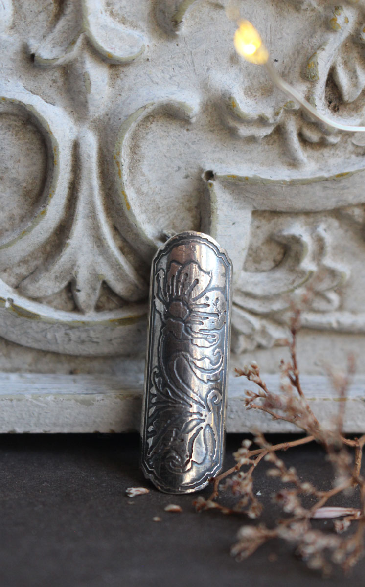 Écrin de fleur coquelicot, pendentif tubulaire botanique et aromathérapie en argent