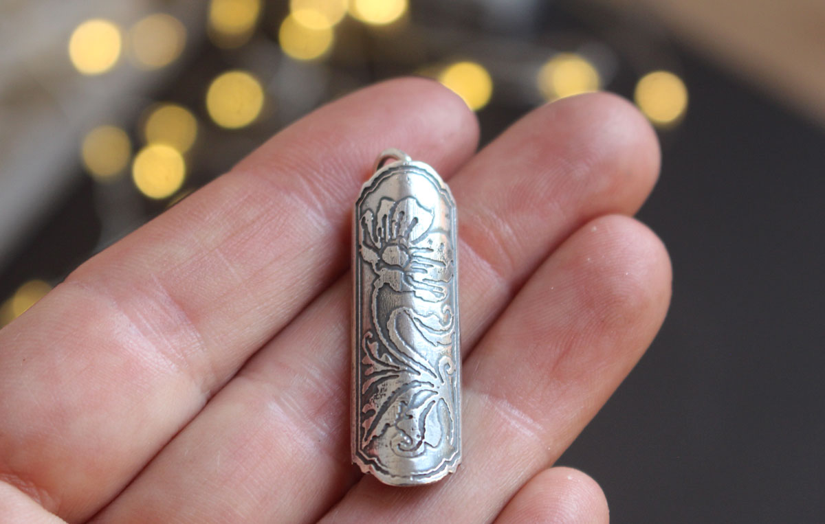 Écrin de fleur coquelicot, pendentif tubulaire botanique et aromathérapie en argent