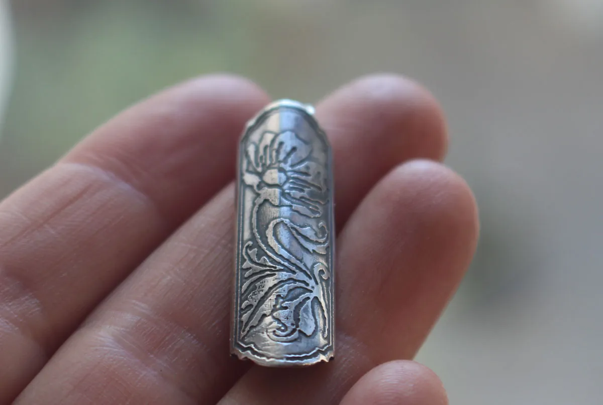 Écrin de fleur coquelicot, pendentif tubulaire botanique et aromathérapie en argent