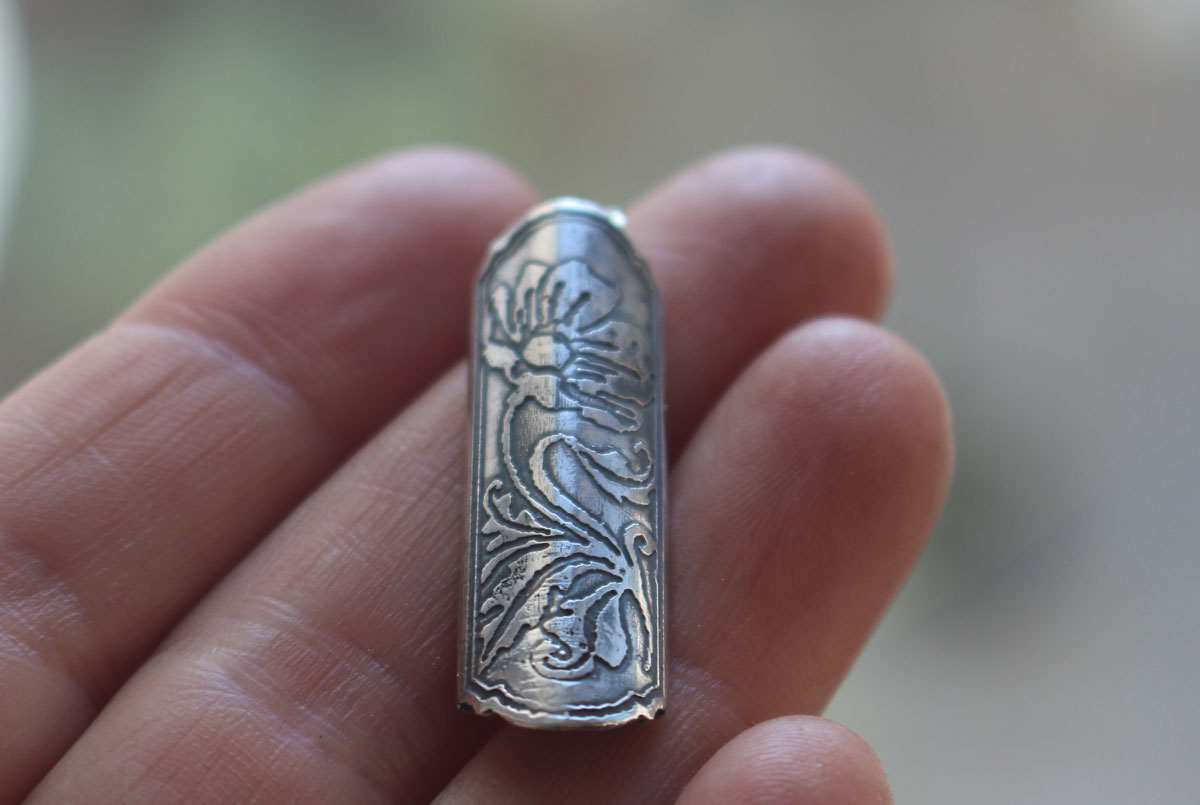 Écrin de fleur coquelicot, pendentif tubulaire botanique et aromathérapie en argent