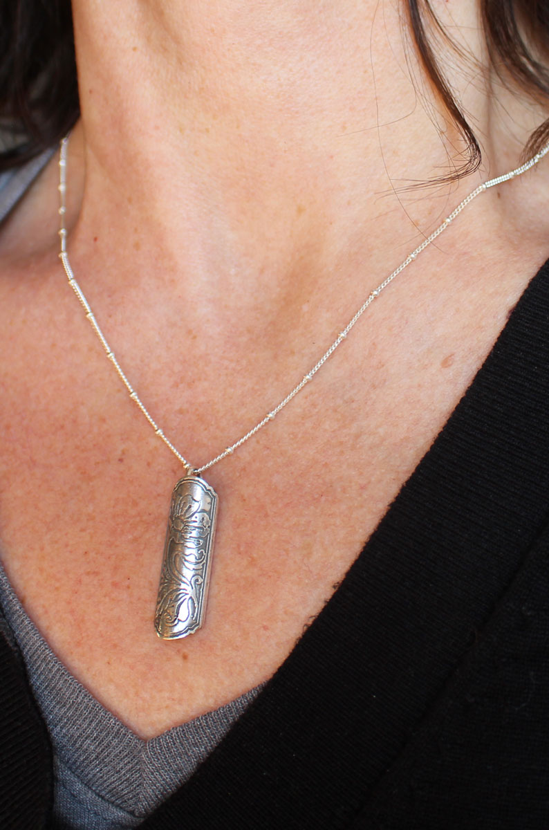 Écrin de fleur coquelicot, pendentif tubulaire botanique et aromathérapie en argent