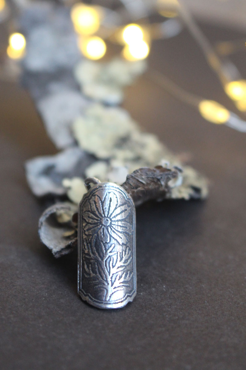 Écrin de fleur cosmos, pendentif tubulaire botanique et diffuseur de parfum en argent