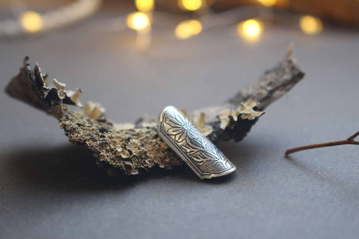 Écrin de fleur cosmos, pendentif tubulaire botanique et diffuseur de parfum en argent