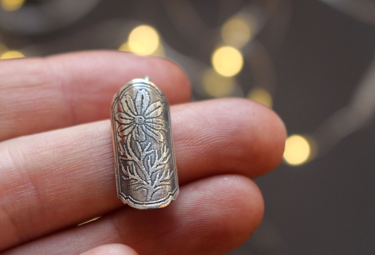 Écrin de fleur cosmos, pendentif tubulaire botanique et diffuseur de parfum en argent