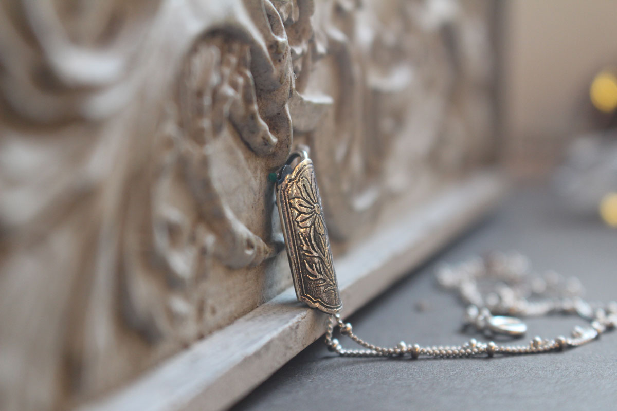 Écrin de fleur cosmos, pendentif tubulaire botanique et diffuseur de parfum en argent