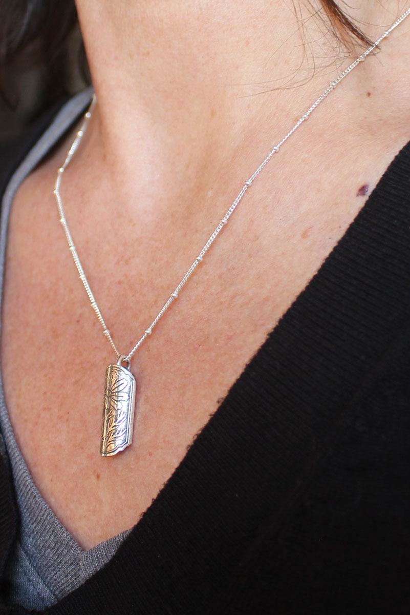 Écrin de fleur cosmos, pendentif tubulaire botanique et diffuseur de parfum en argent