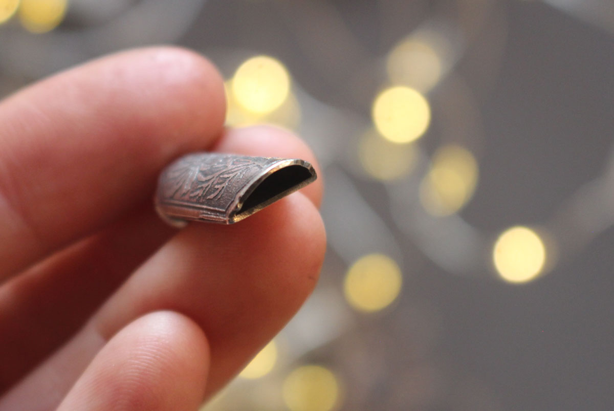 Écrin de fleur cosmos, pendentif tubulaire botanique et diffuseur de parfum en argent