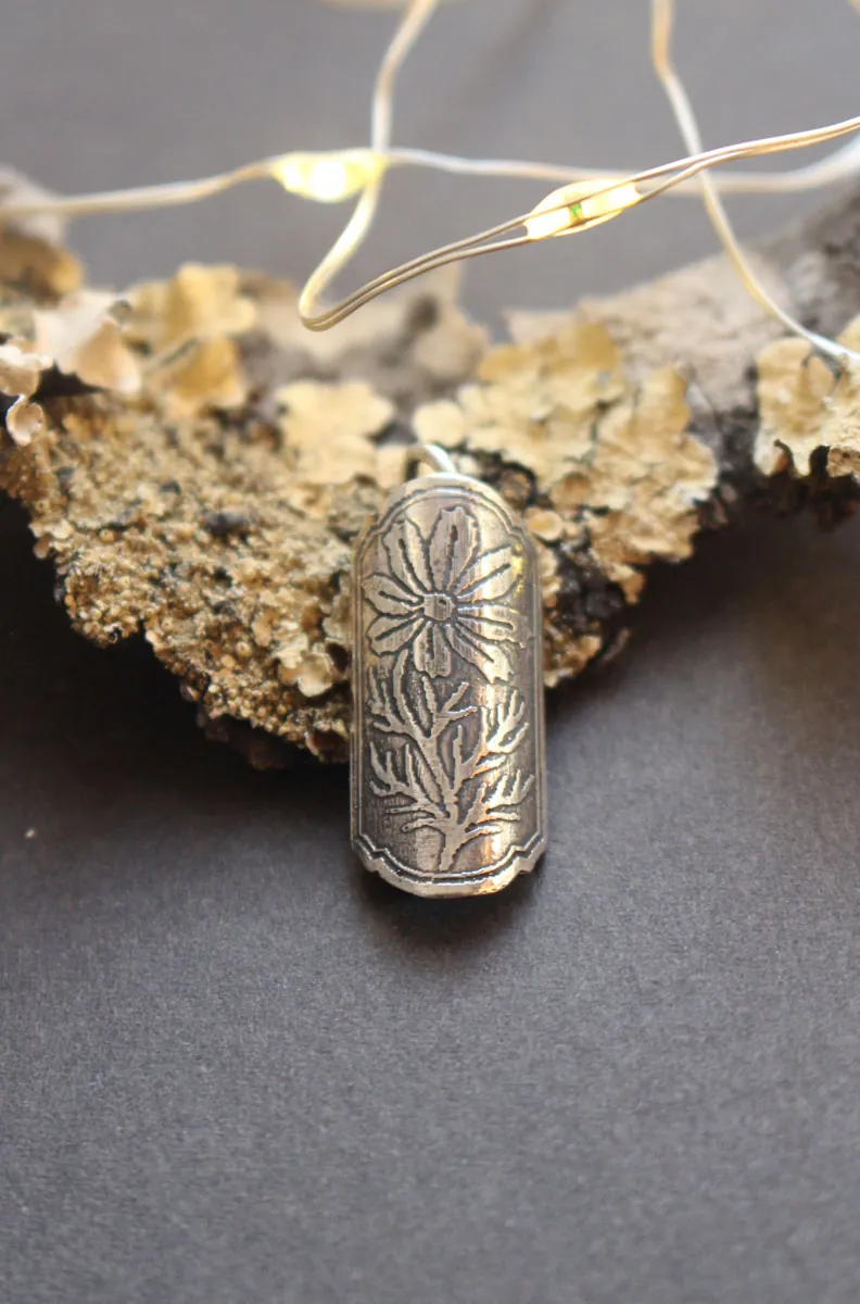 Écrin de fleur cosmos, pendentif tubulaire botanique et diffuseur de parfum en argent
