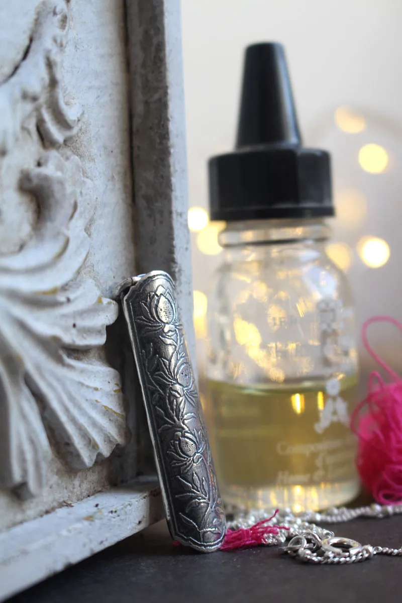 Écrin de fleur cosmos, pendentif tubulaire botanique et diffuseur de parfum en argent
