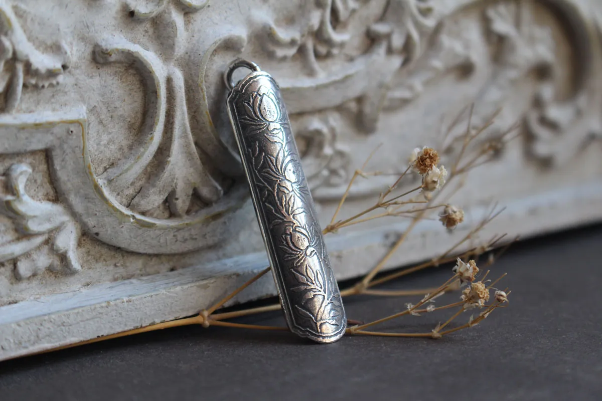 Écrin de fleur lotus, pendentif tubulaire botanique et aromathérapie en argent