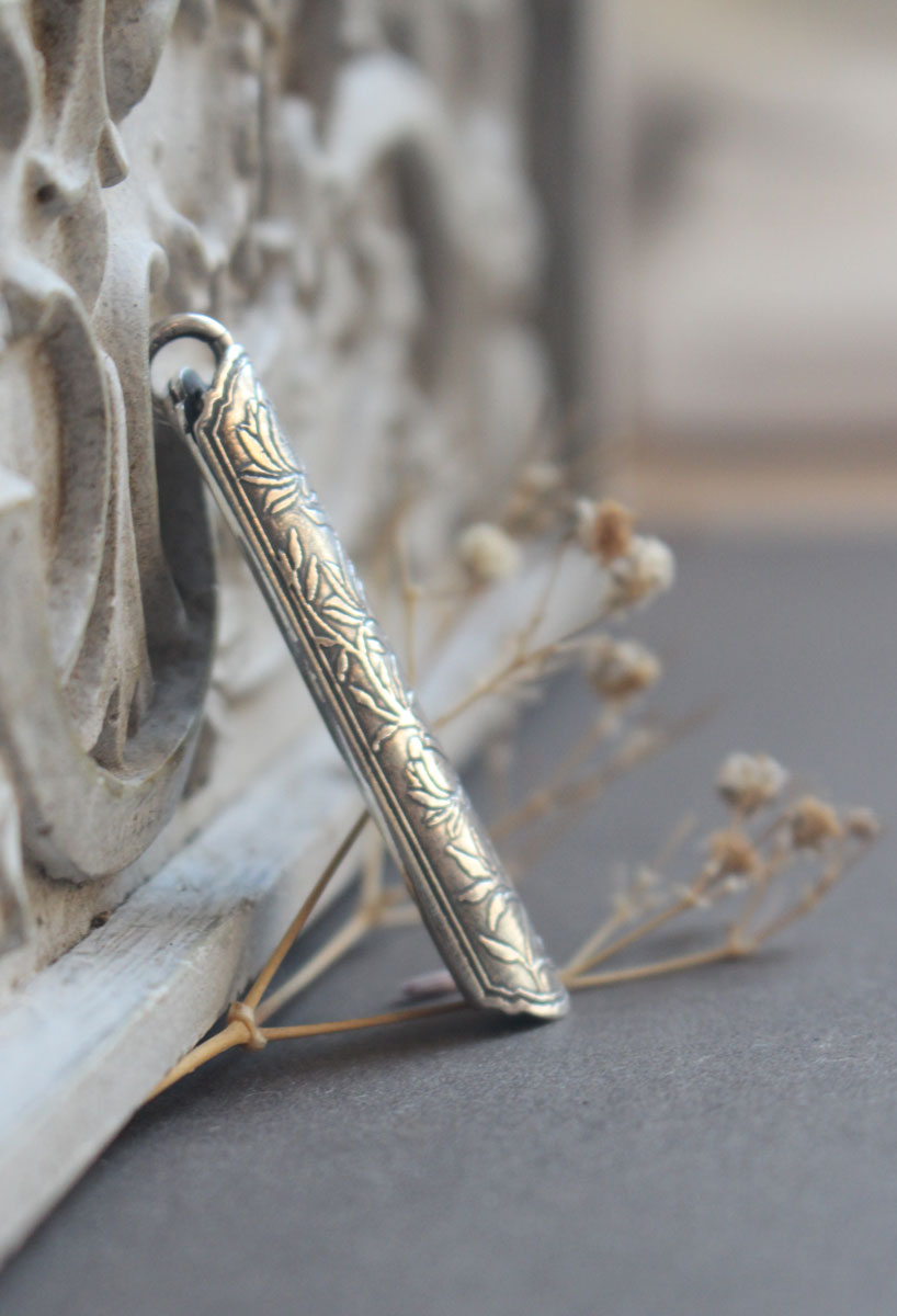 Écrin de fleur lotus, pendentif tubulaire botanique et aromathérapie en argent