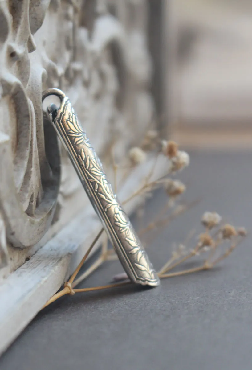 Écrin de fleur lotus, pendentif tubulaire botanique et aromathérapie en argent