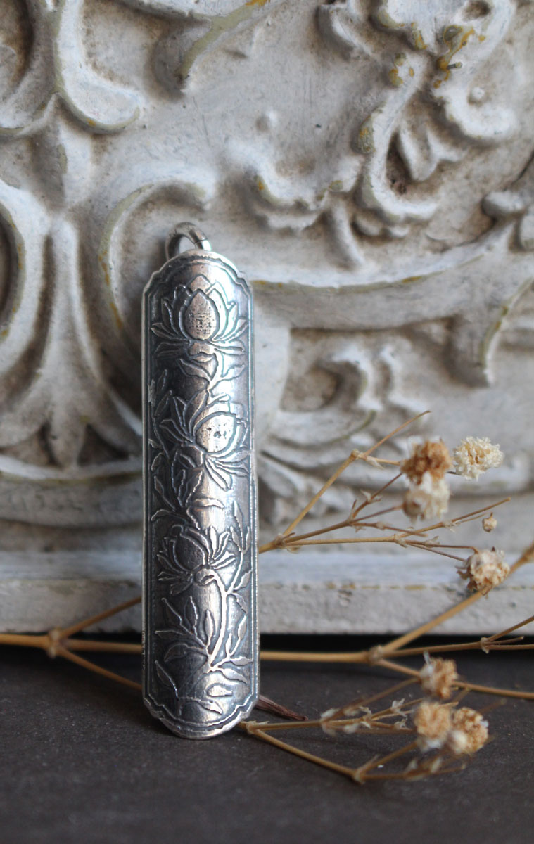 Écrin de fleur lotus, pendentif tubulaire botanique et aromathérapie en argent