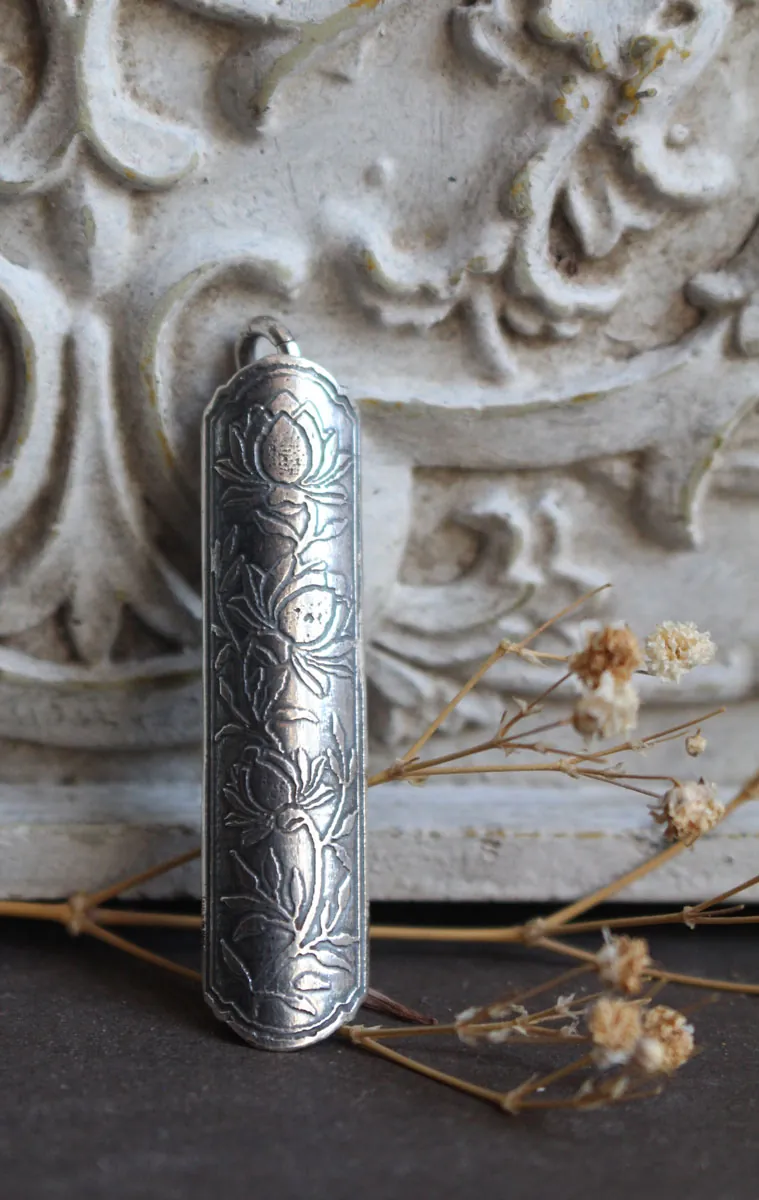 Écrin de fleur lotus, pendentif tubulaire botanique et aromathérapie en argent