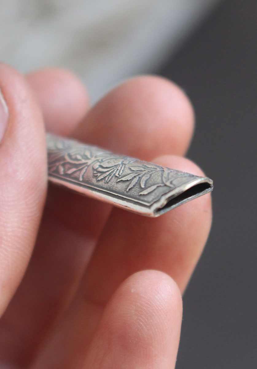 Écrin de fleur lotus, pendentif tubulaire botanique et aromathérapie en argent