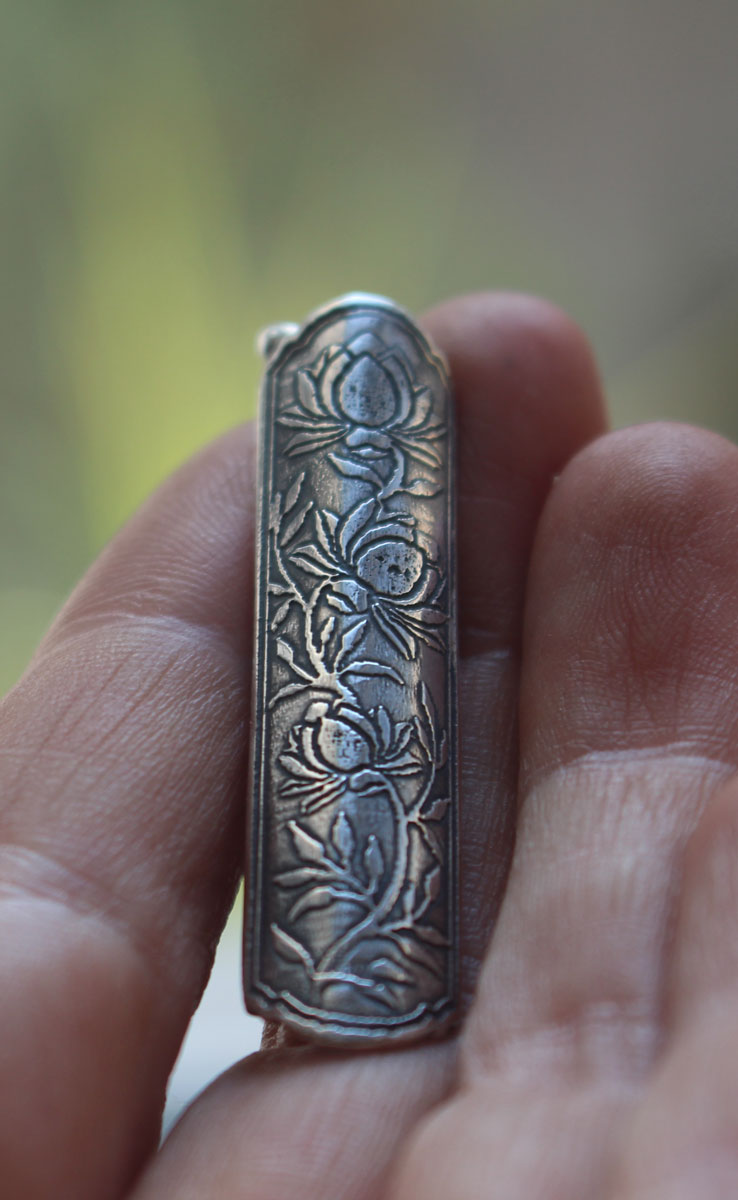 Écrin de fleur lotus, pendentif tubulaire botanique et aromathérapie en argent