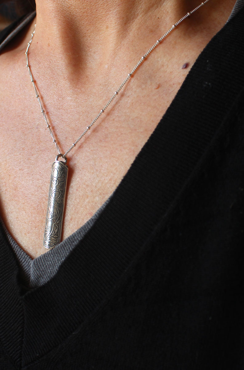 Écrin de fleur lotus, pendentif tubulaire botanique et aromathérapie en argent