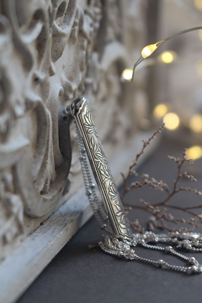 Écrin de fleur lotus, pendentif tubulaire botanique et aromathérapie en argent