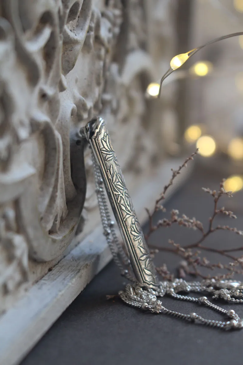 Écrin de fleur lotus, pendentif tubulaire botanique et aromathérapie en argent