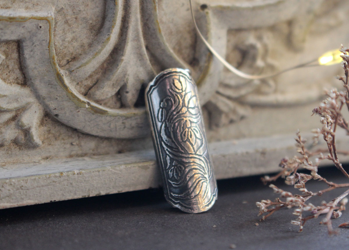 Écrin de fleur perce-neige, pendentif tubulaire botanique et diffuseur de parfum en argent